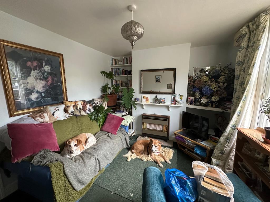 Lot: 143 - MID-TERRACE STATUTORY INVESTMENT - Living Space